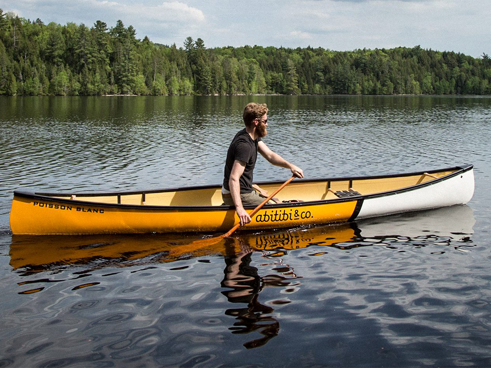 Homme en canoe sur l'eau