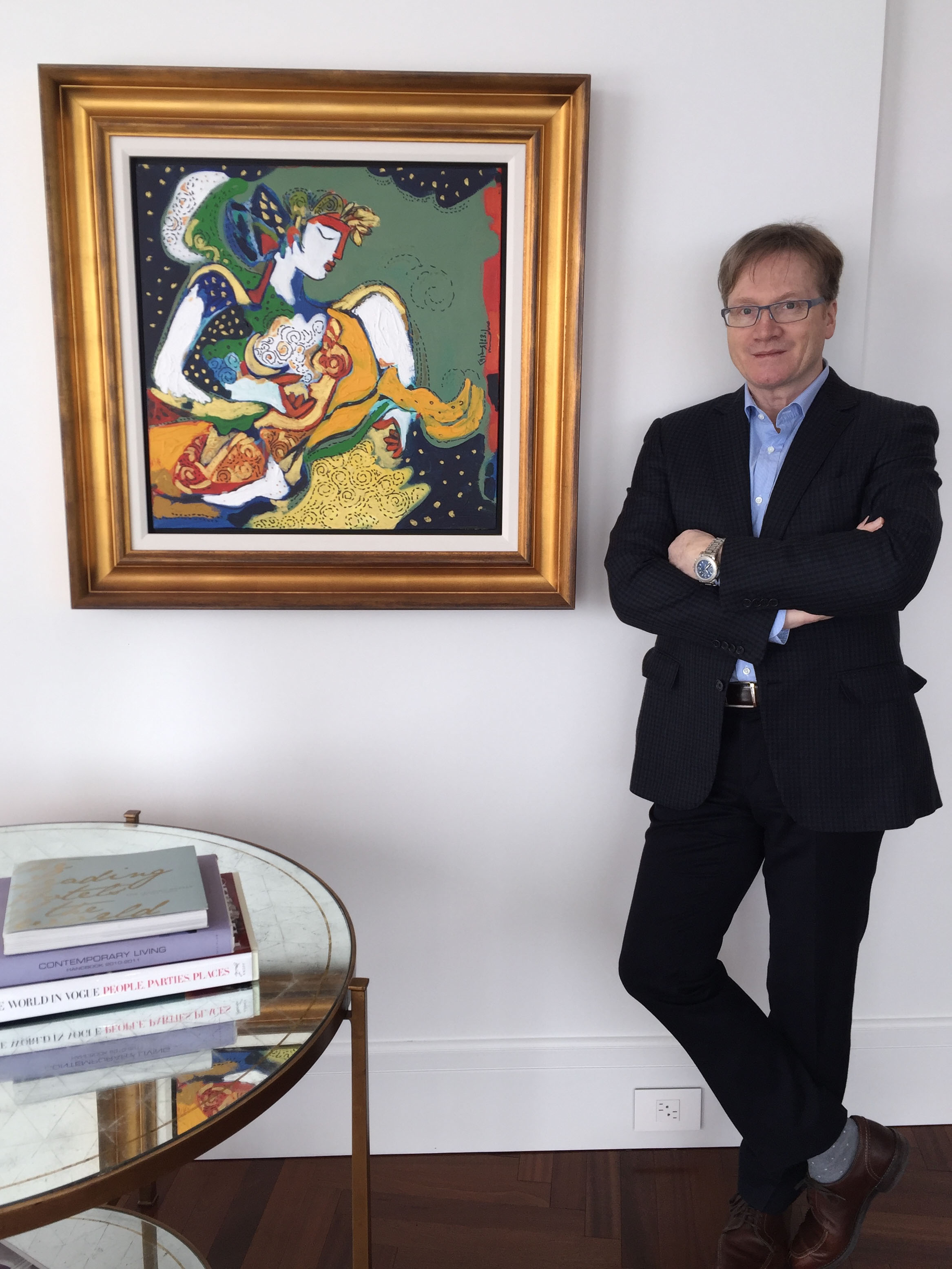 Claude Leduc mentor au Sein du réseau Mentorat bioSuccès posant devant une oeuvre d'art