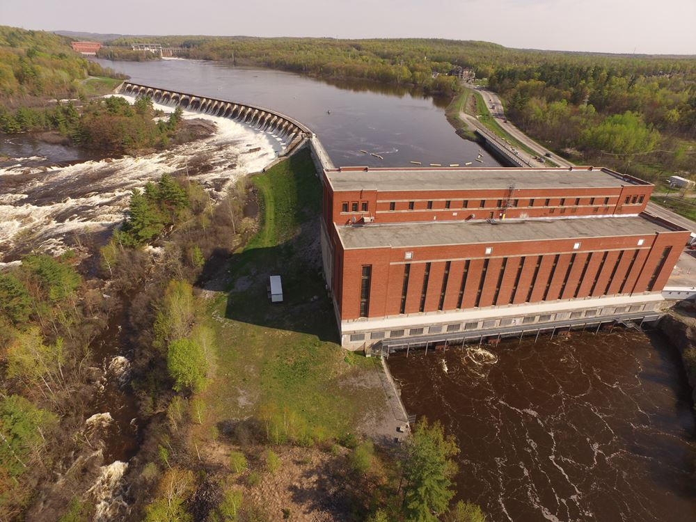 Image d'un barrage hydroélectrique prise par un drône 